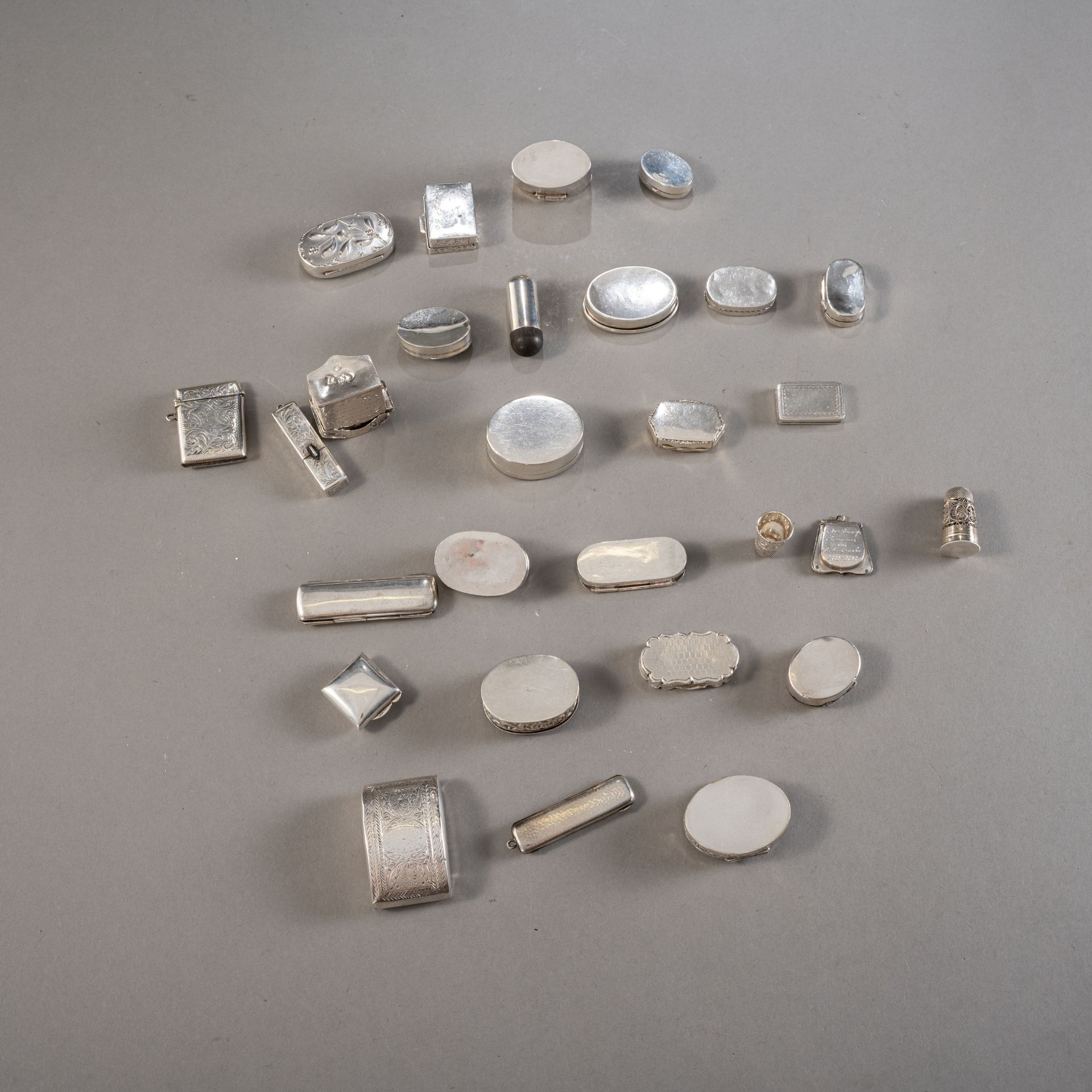 Konvolut u.a. Pillendöschen, Tabatieren, Streichholzetuis, Anhänger - Bild 4 aus 4