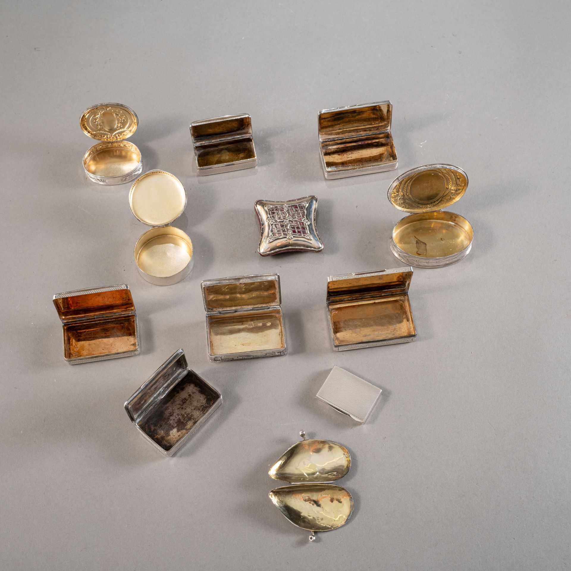 Konvolut Tabatieren, Nadelkissen, Pillendöschen - Bild 2 aus 3