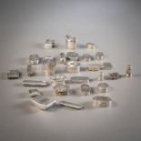 Konvolut u.a. Pillendöschen, Tabatieren, Streichholzetuis, Anhänger