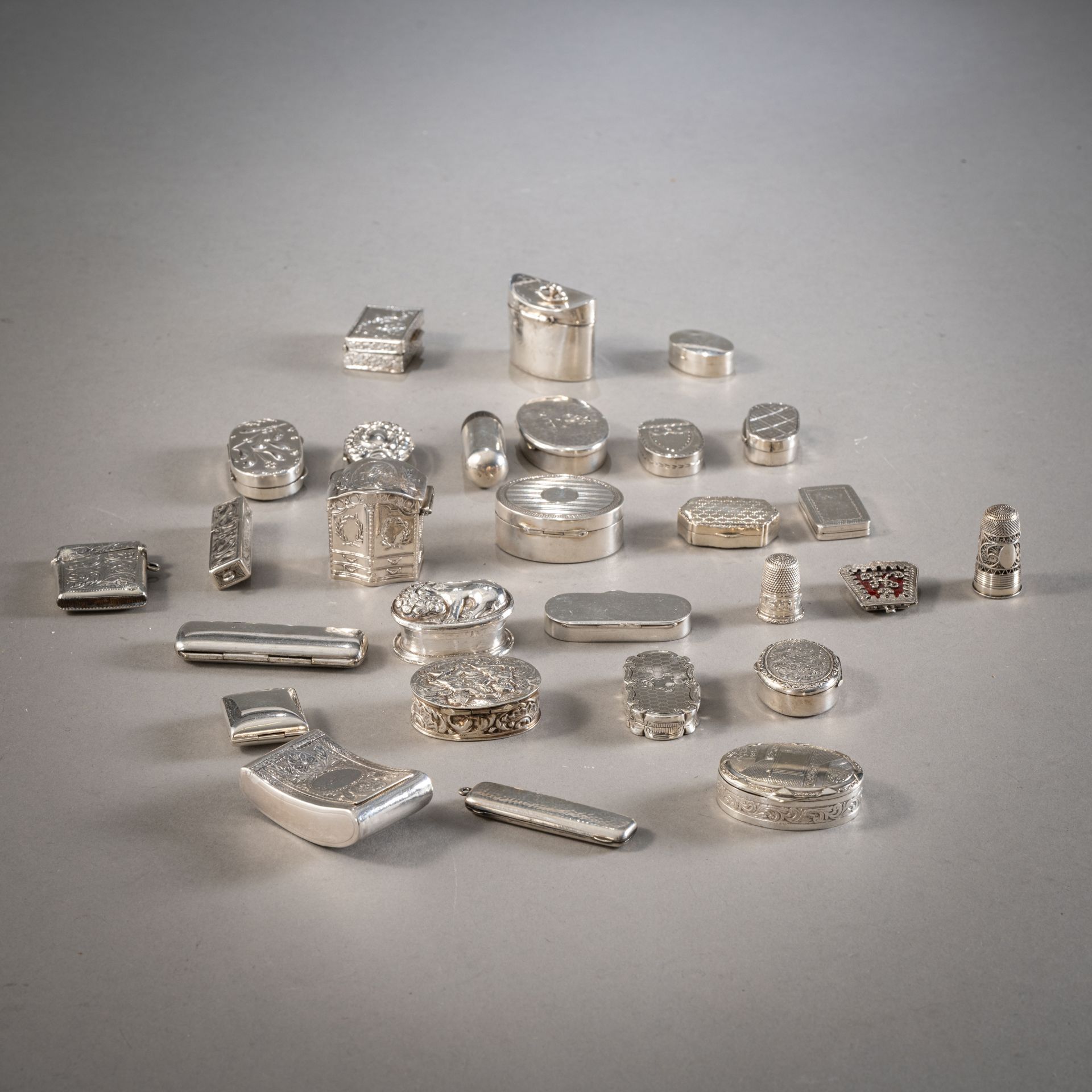 Konvolut u.a. Pillendöschen, Tabatieren, Streichholzetuis, Anhänger