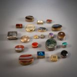 Konvolut Tabatieren und Pillendöschen mit Achatstein-Deckeln u.a.