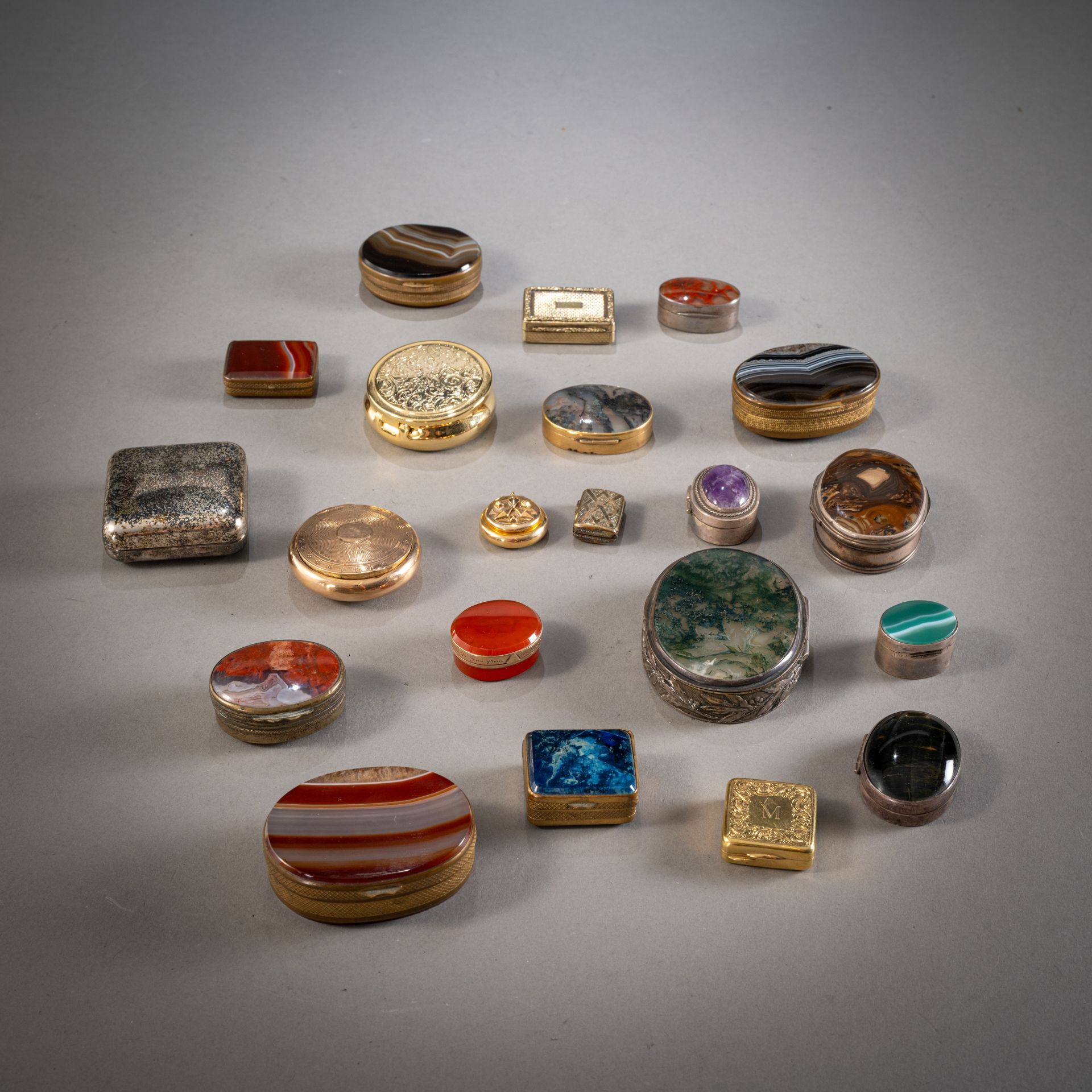 Konvolut Tabatieren und Pillendöschen mit Achatstein-Deckeln u.a.