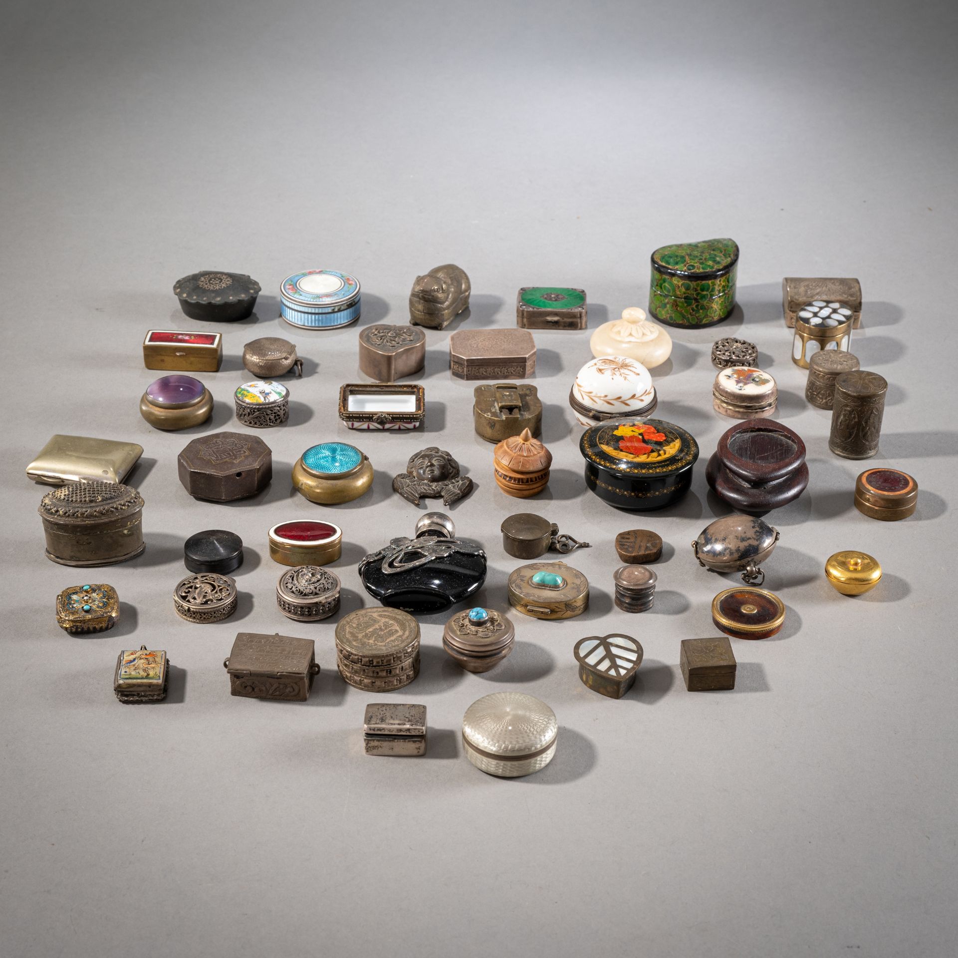 Konvolut Silber-, Metall- und Emaille-Döschen und Flakon