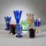 Acht Pokale und Becher