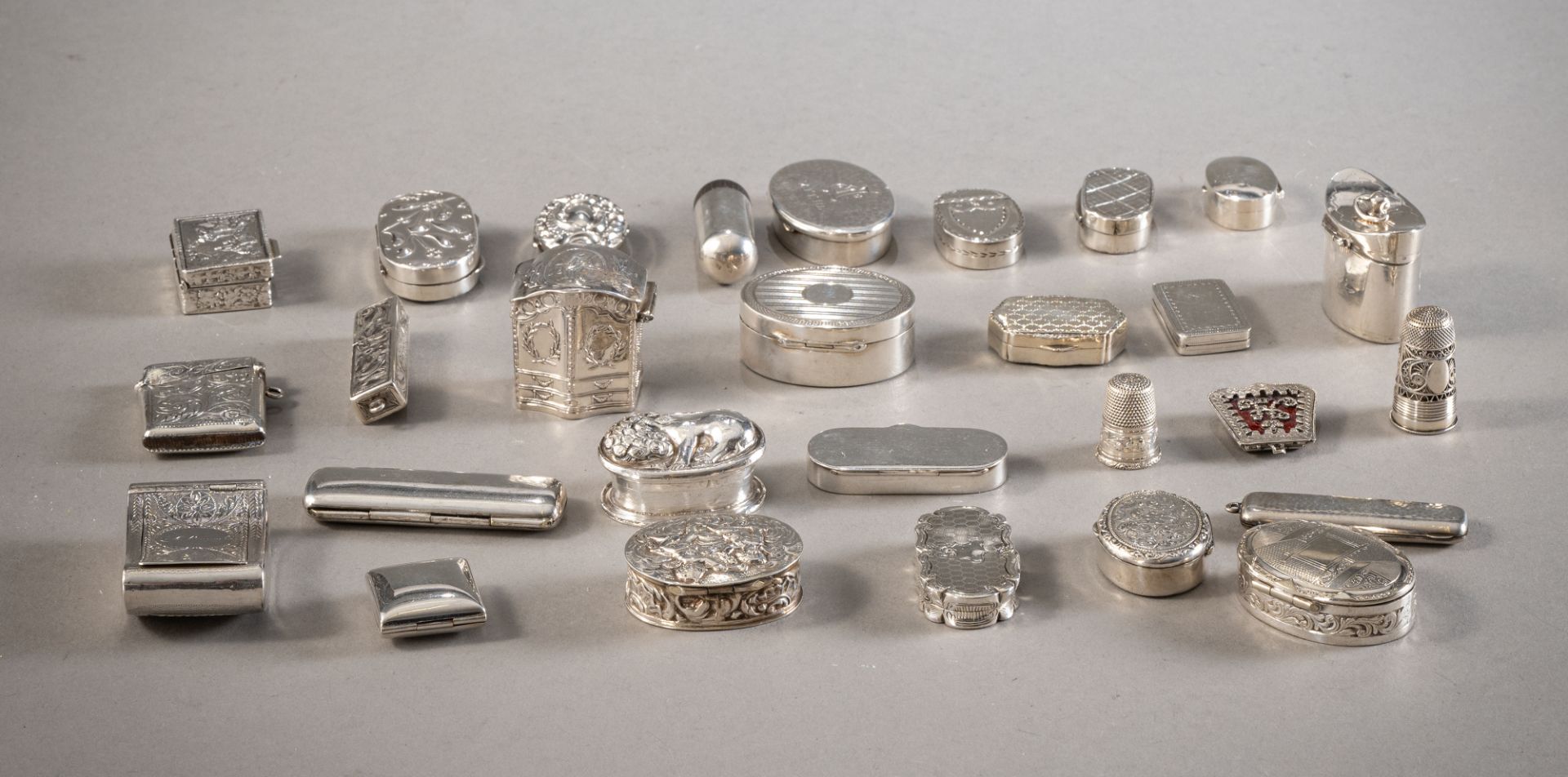 Konvolut u.a. Pillendöschen, Tabatieren, Streichholzetuis, Anhänger - Bild 2 aus 4