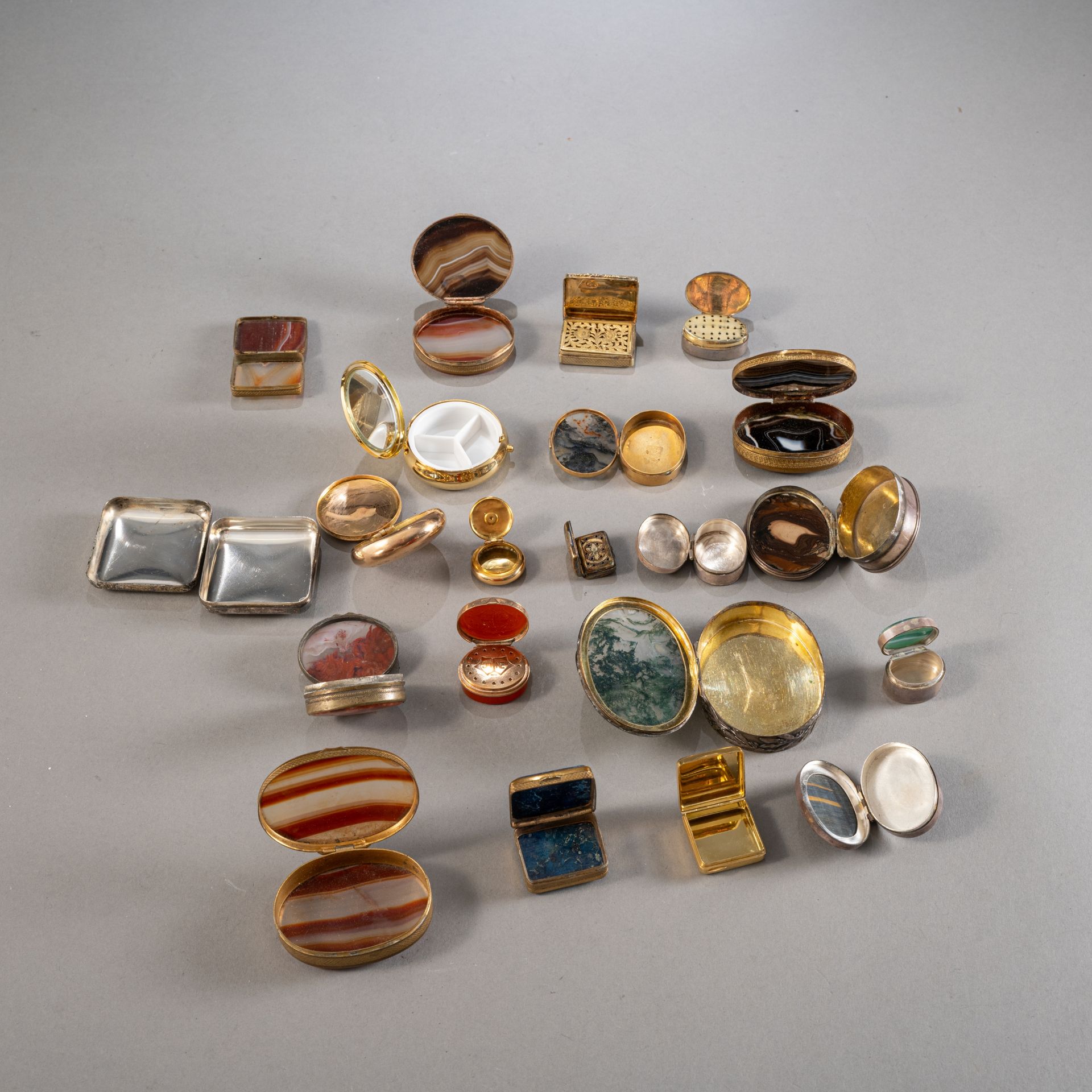Konvolut Tabatieren und Pillendöschen mit Achatstein-Deckeln u.a. - Bild 2 aus 3