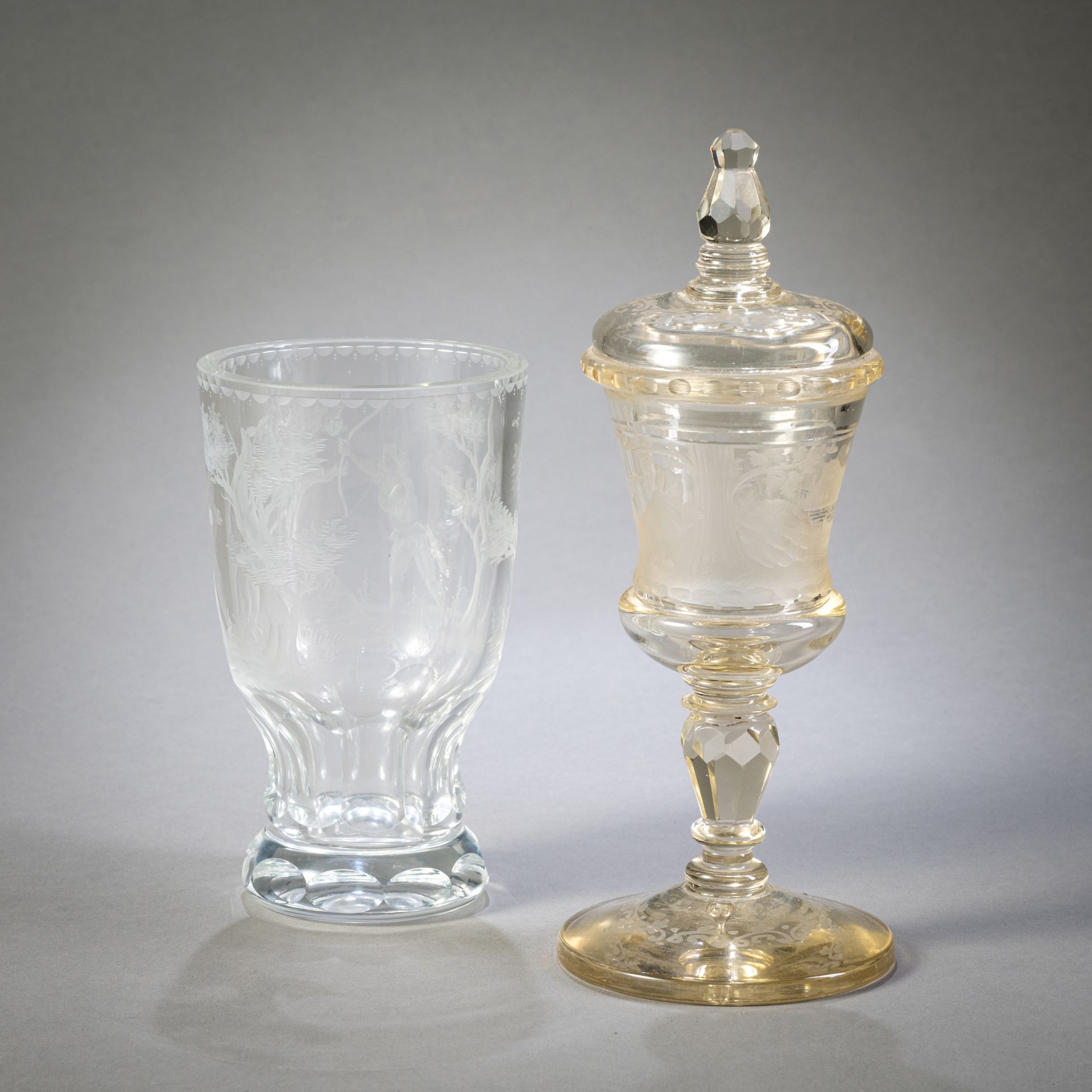 Deckelpokal und Becher mit Jagdszenen