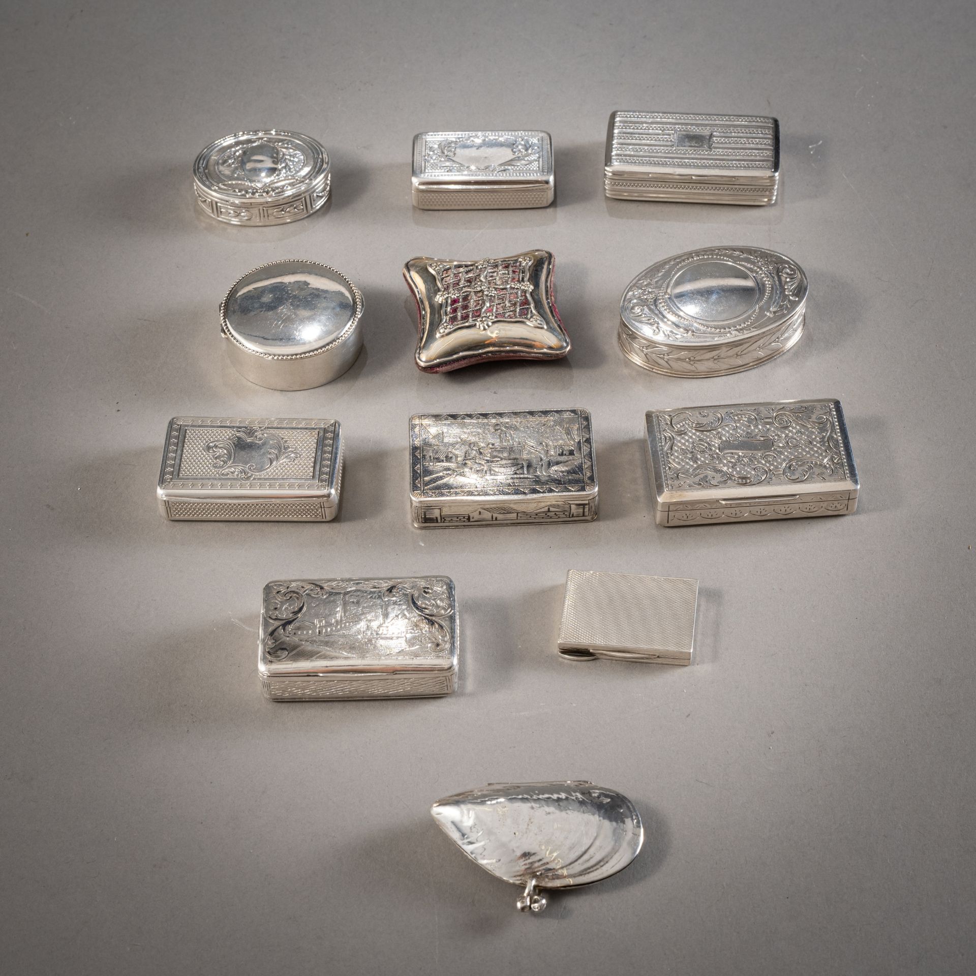 Konvolut Tabatieren, Nadelkissen, Pillendöschen