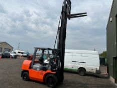 Toyota 5.5t Gas Forktruck 2013 4.3m Triple Mast Approx 2000 hours Location- Leeds Viewing - Strictly