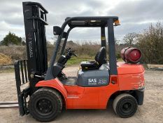 Toyota 3.5 tonne gas forklift 3.7 metre lift, side shift only 5333 hours very nice and original