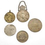 Fünf Medaillen bzw. Münzen - 1577, 1690, 18. Jh., 1780, 1805