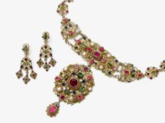 Collier und ein Paar Ohrgehänge mit Perlen, Saphiren, Peridoten, pinken Saphiren und Granaten - Öste