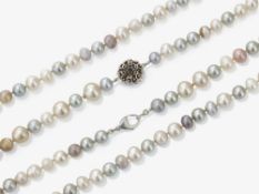 Zwei Perlenketten mit floralem bzw. Karabinerverschluss von Maria Schell