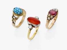 Drei Ringe, einer mit Karneol und Diamanten, einer mit Granat und Perlen, einer mit Türkisen - Ende