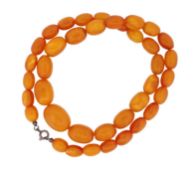 Olivenförmige Bernstein Halskette mit einem Federring Verschluss aus Silber (gepr.), Länge 49,0 cm,