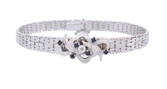 Armband aus Silber 835/- mit 6 rund facettierten Saphiren und einem mittig besetztem Zirkon, Armban