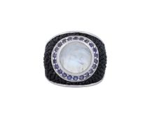 Ring aus Sterlingsilber 925/-, punziert, mittig Mondstein, umrandet von Tansanite, schwarze Einlage