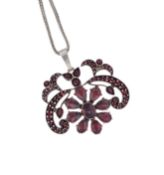 Halskette (925/-) mit einem Granat Anhänger, Tombak, Alters- und Gebrauchsspuren, Kettenlänge 51,5