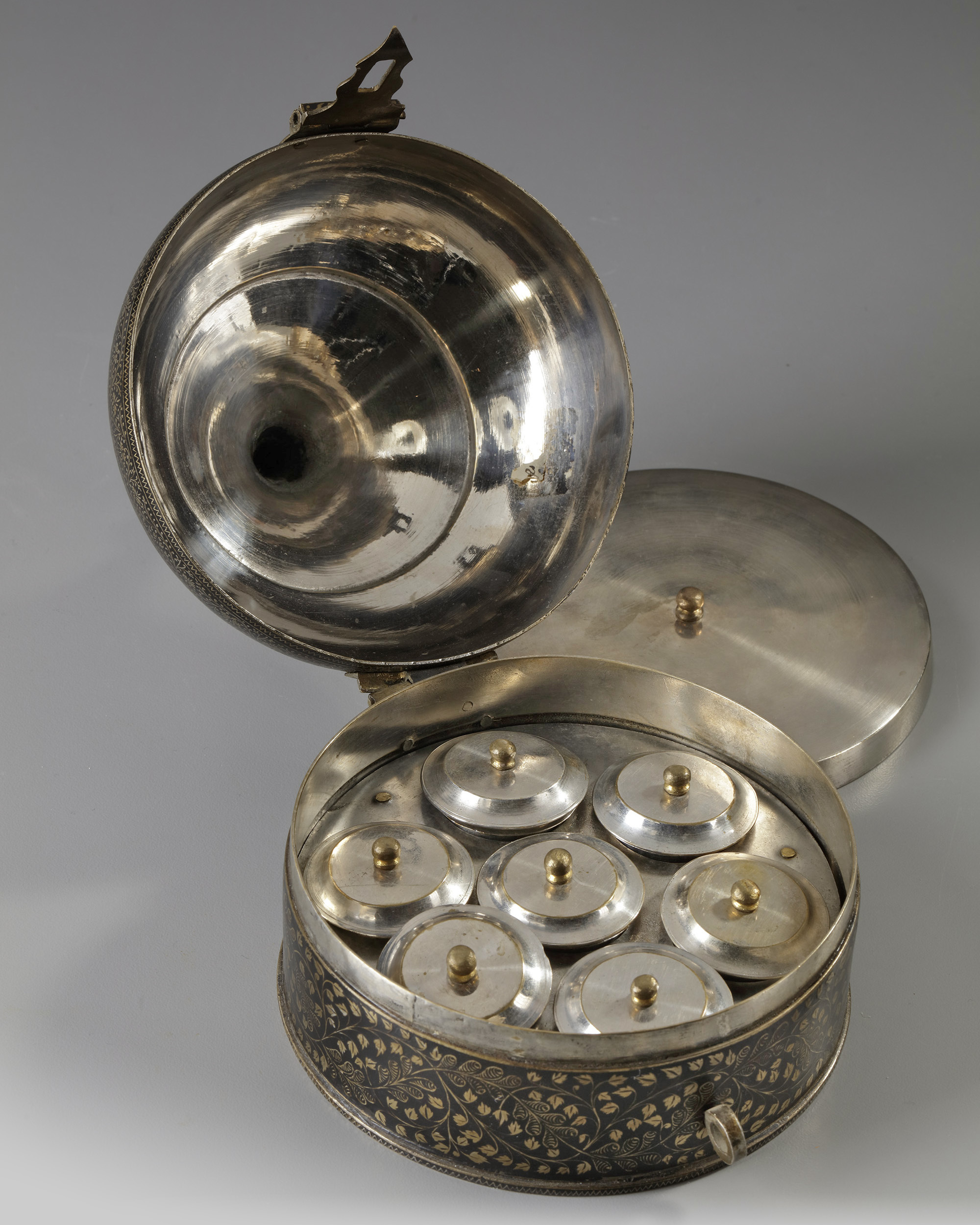 AN INDIAN BRASS BOX SHAPED AS A HELMET, 19TH CENTURY - Image 2 of 4