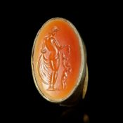 A LATE HELLENISTIC GOLD RING WITH AN INTAGLIO OF APHRODITE/VENUS, 2ND-1ST CENTURY BC