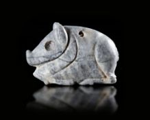 A RECLINING BOAR AMULET IN VARIEGATED GREY CALCITE, 3000-2000 BC