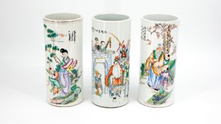 A composed lot of three Chinese Qianjiang and Famille rose porcelain cylindrical hat vases