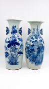 A composed lot of two Chinese blue and white porcelain vases