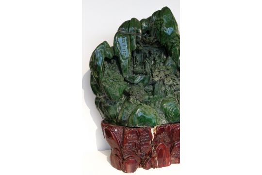 A large and imposing Chinese carved green nephrite-style jade sculpture - Bild 2 aus 20