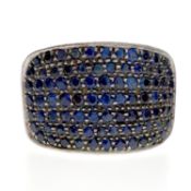 Silver and sapphire ring. Set with circular-cut sapphires, stamped 925, ring size approx. O,