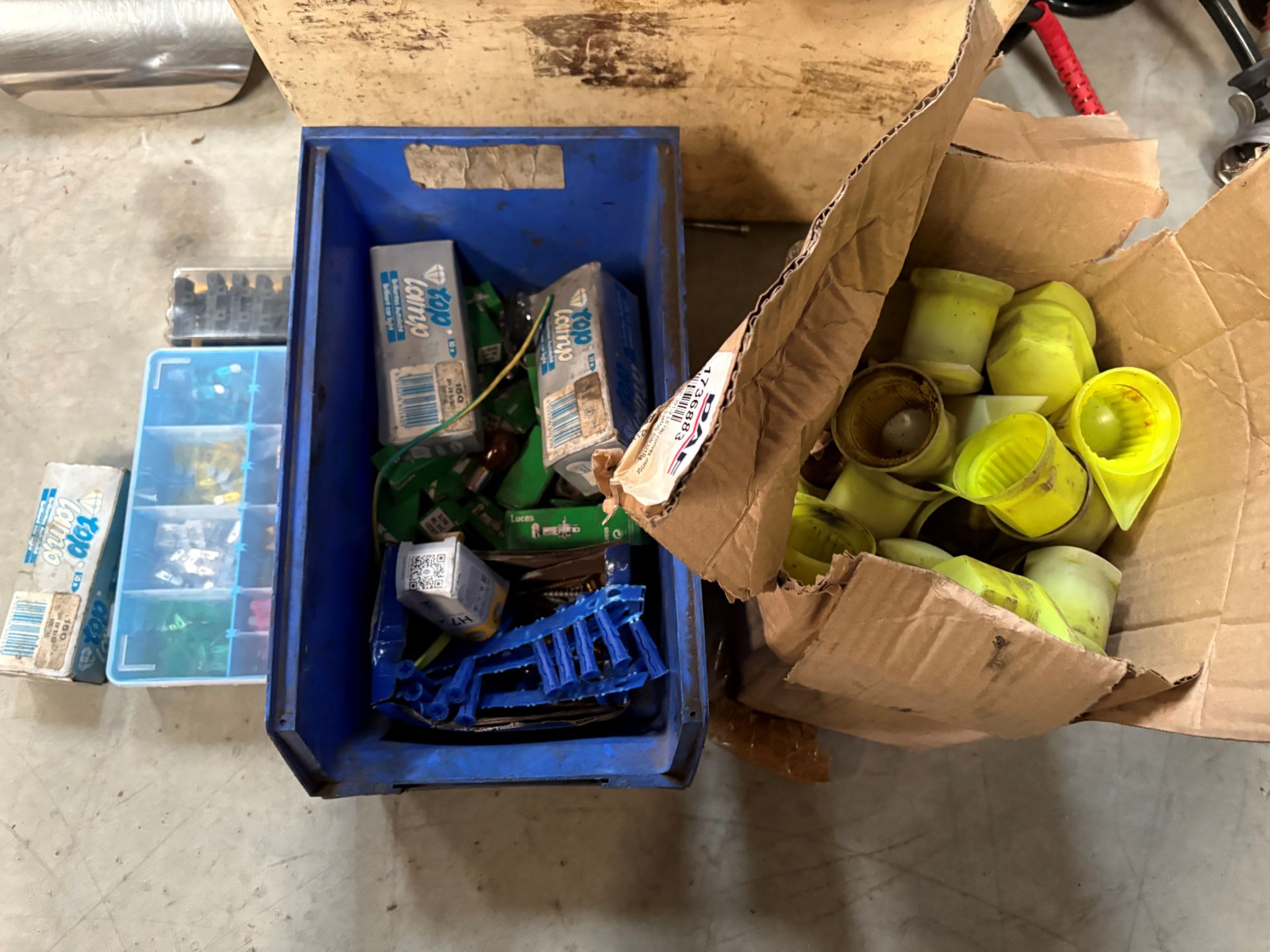 Quantity of Assorted Truck/Trailer Air & Electrical Hoses, Tail Lift Control, Fuses & Assorted Bulbs - Image 3 of 3