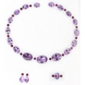 Set fuer Collier. Ohrschmuck und Ring 20 Amethyst 229.13 ct 20 Rhodolith 18.31 ct