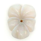 Opal Handgravur Bluete zu 29.74 ct.. Laenge 31.72 mm. Breite 25.98 mm. Hoehe 6.60 mm