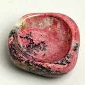 Edelsteinschale aus Rhodonit ca. 821.62 g. ca. Laenge 9.1 x Breite 10.2 x Hoehe 3.9