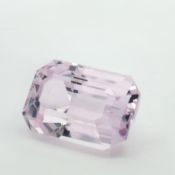 Kunzit. 31.18 ct.. Laenge 21.17 mm. Breite 14.06 mm. Hoehe 12.31 mm