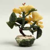 Edelstein Blumen Objekt aus Nephrit-Jade 424.76 g H:14-15 cm B:14-15 cm.Standfuss ca. 3.40x7.20 cm