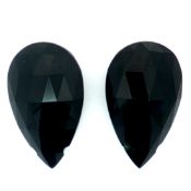 Schwarzer Spinell Paar 27.50 ct.. Laenge 19.98 mm. Breite 12.11 mm. Hoehe 7.5 mm