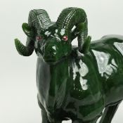 Edelstein Figur Widder Gruen aus Nephrit und Jade. Laenge 32.0 x Breite 8.6 x Hoehe 11.0 mm