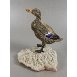 Edelstein-Ente auf Sockel