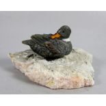 Edelstein-Ente auf Sockel