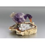 Edelstein-Ente auf Sockel