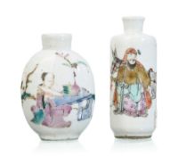 2 flacons à priser en porcelaine, Chine, XIX-XXe s., décors polychromes de personnages, un en forme