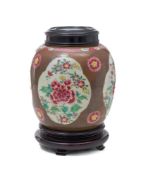 Pot à gingembre en porcelaine famille rose sur fond capucin ou "à la capucine", Chine, dynastie Qing