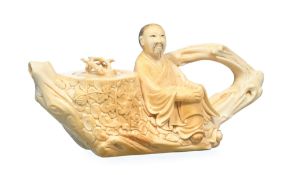 Théière en ivoire en forme de lettré assis sur un tronc de pin, Chine, première moitié du XXe s., l.