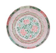 Plat creux en porcelaine à glaçure wucai, Chine, dynastie Qing, décor de multiples rinceaux de fleur