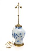 Potiche en porcelaine, montée en lampe, Chine, dynastie Qing, probablement époque Kangxi, décor en b