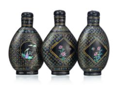 Ensemble de 3 flacons à priser en laque burgauté, Chine, XIX-XXe s.: 1 au décor d'oiseau observant l