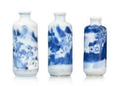 Ensemble de 3 flacons à priser en porcelaine, Chine, XIX-XXe s., tous au décor en bleu de paysage, t