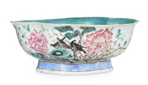 Ravier quadrilobé en porcelaine, Chine, dynastie Qing, décor famille rose de fleurs et oiseaux, inté