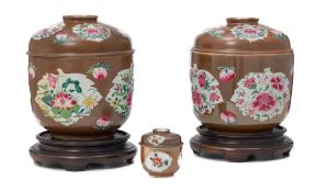 Paire de pots couverts en porcelaine famille rose sur fond capucin ou "à la capucine", Chine, dynast