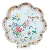 Plateau floriforme en porcelaine famille rose, Chine, dynastie Qing, décor de fleurs, oiseaux et obj